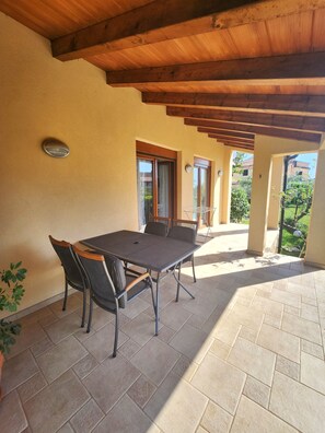 Outdoor dining - Apartment 1695/17541 (Istria - Poreč), 1000m from the beach (Porec)