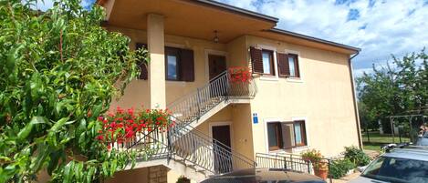 المنشأة من الخارج