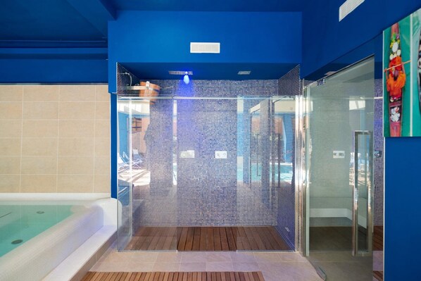 Douche, articles de toilette gratuits, sèche-cheveux, bidet