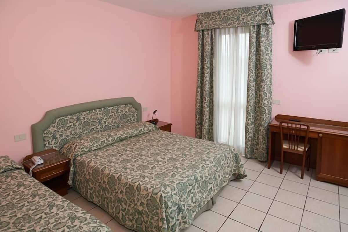 Camera con letto matrimoniale o 2 letti singoli | Culle/letti per bambini (a pagamento), letti aggiuntivi (a pagamento)