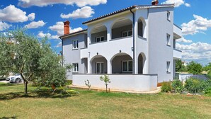 A two-story building with a balcony, arched windows, and a chimney. - Apartment 1701/17572 (Istria - Fažana), 300m from the beach (Fažana)