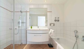 Svit (kitchen use on request) | Badrum | Dusch, hårtork och handdukar