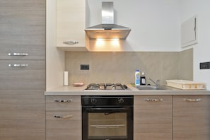 Refrigerador, horno, placa de cocina, cafetera/tetera