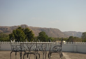 Outdoor dining - "Best budget hotel in ranthambhore with basic amenities " (Sawai Madhopur)