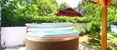 Outdoor spa tub
