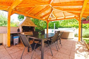 Outdoor dining - House 1703/17586 (Istria - Banjole), 350m from the beach (Banjole)