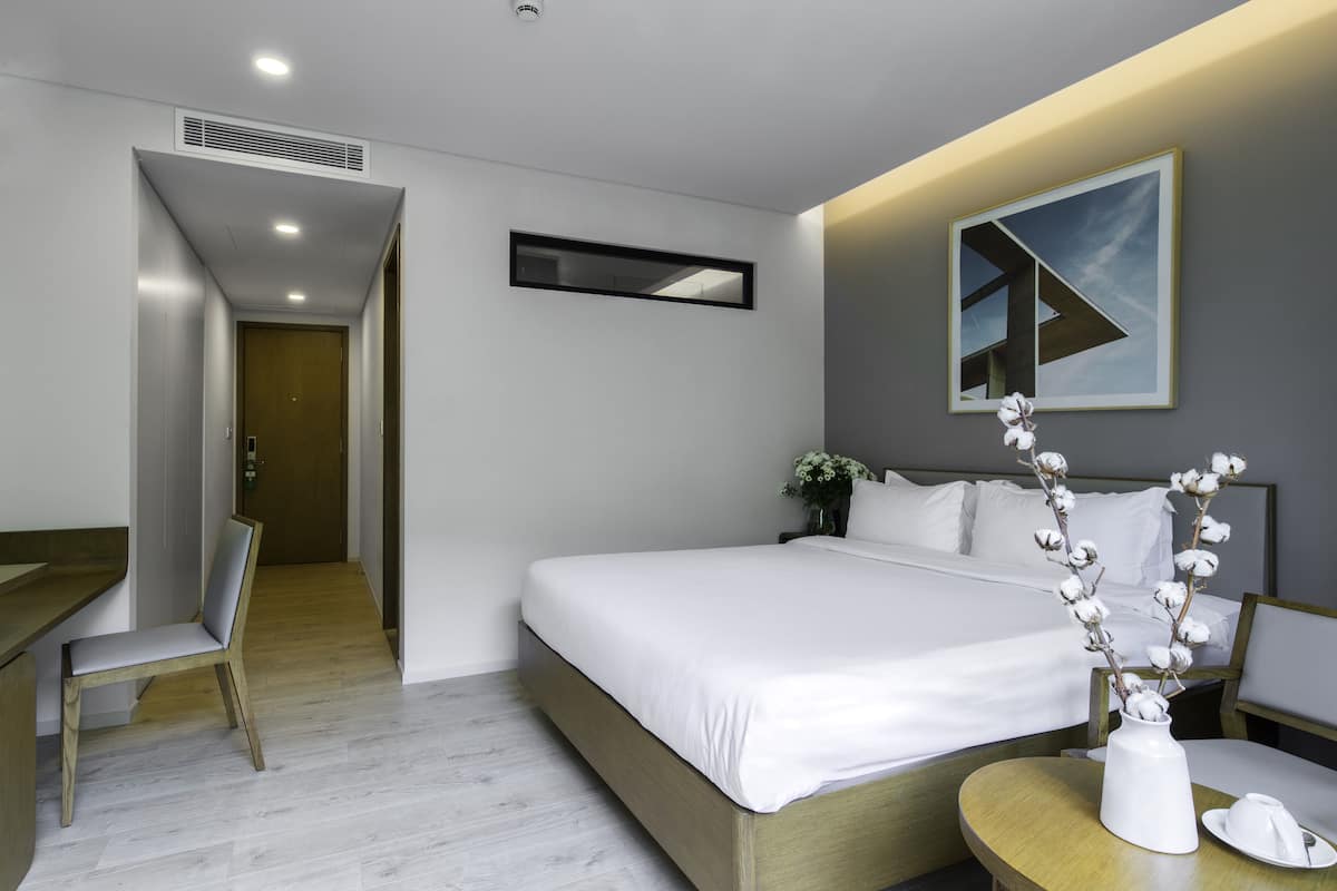 Deluxe-Doppelzimmer, 1 Queen-Bett, Gartenblick | Wohnbereich | Flachbildfernseher