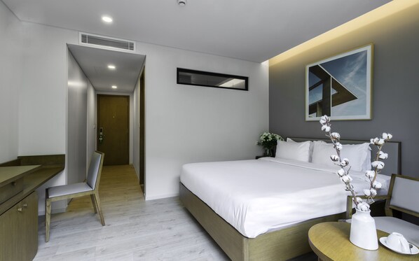 Deluxe Double Room, 1 Queen Bed, Garden View | Living area