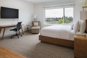 Cassaforte in camera, una scrivania, postazione laptop, tende oscuranti