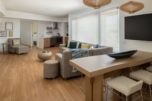 房內夾萬、書桌、手提電腦工作空間、遮光窗簾/窗簾