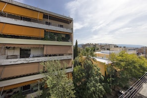 Un edificio de varios pisos con balcones y vistas a la ciudad.