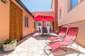 Outdoor dining - Apartment 1706/17820 (Istria - Liznjan), 1250m from the beach (Liznjan)