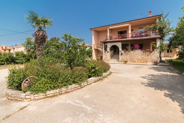 Exterior - Apartment 1706/17820 (Istria - Liznjan), 1250m from the beach (Liznjan)
