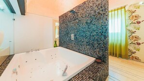 Private spa tub