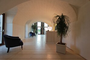 Lobby sitting area - Calderoni Martini Suite (Altamura)