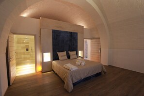 Deluxe Quadruple Room | In-room safe, blackout drapes, soundproofing, free WiFi - Calderoni Martini Suite (Altamura)