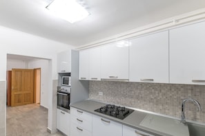 Een koelkast, een microgolfoven, een oven, een kookplaat