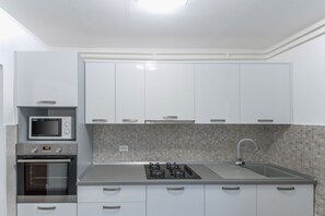 Fridge, microwave, oven, stovetop - Apartment 1709/17640 (Istria - Umag), 1500m from the beach (Umag)