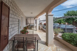 Outdoor dining - Apartment 1709/17640 (Istria - Umag), 1500m from the beach (Umag)