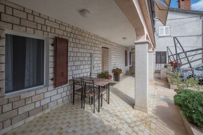 Outdoor dining - Apartment 1709/17640 (Istria - Umag), 1500m from the beach (Umag)