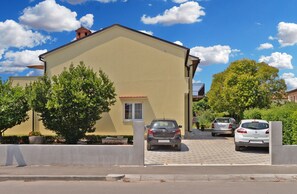 A two-story building with a flat roof, a small balcony, and a paved driveway. - Apartment 1726/17901 (Istria - Pula), 2000m from the beach (Pula)