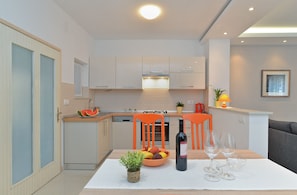 Geladeira, fogão, cooktop, lava-louças