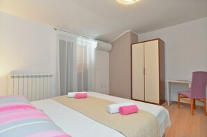 A bedroom with a bed, a desk, a chair, and a wardrobe. - Apartment 1726/17901 (Istria - Pula), 2000m from the beach (Pula)