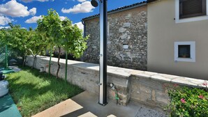 A stone building with a metal structure, a grassy area, and a clear sky. - House 1735/17984 (Istria - Galižana), 5000m from the beach (Galižana)