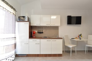 Refrigerador, placa de cocina, cafetera/tetera, utensilios de cocina