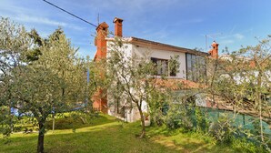 A house with a garden, a swimming pool, and a clear sky. - Apartment 1755/18834 (Istria - Svetvinčenat), 20000m from the beach (Svetvincenat)