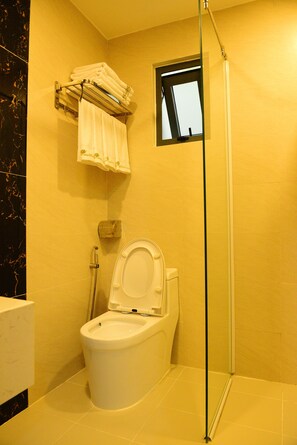 奢华开间 | 浴室 | 淋浴设施、免费洗浴用品、吹风机、拖鞋