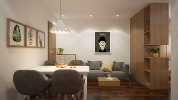 Studio Luxe | Coin séjour | Télévision à écran plat de 51 pouces avec chaînes par câble, télévision