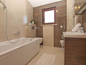 Bathtub - House 1762/19421 (Istria - Poreč), 1000m from the beach (Poreč)