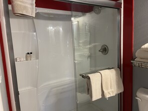 Haartrockner, Handtücher, Shampoo