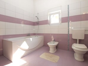 Bathtub - House 1765/19674 (Istria - Peroj), 1000m from the beach (Peroj)