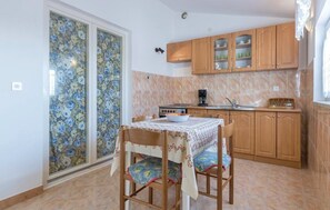 Refrigerador, horno, parrilla de estufa y cafetera y tetera 