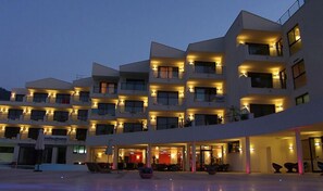 Mặt tiền nơi lưu trú - ban đêm