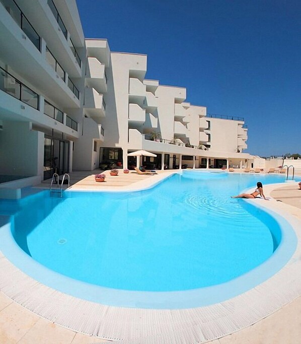 Hồ bơi ngoài trời