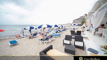 Privatstrand in der NĂ€he, weiĂer Sandstrand, LiegestĂŒhle, Sonnenschirme
