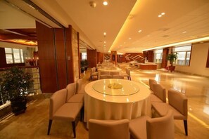 Daily buffet breakfast (CNY 20 per person)