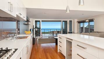 Full-size fridge, microwave, oven, stovetop