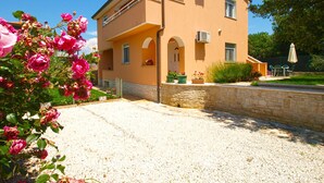 A two-story building with a stone foundation, multiple windows, and a balcony. - Apartment 1774/20435 (Istria - Liznjan), 1000m from the beach (Liznjan)
