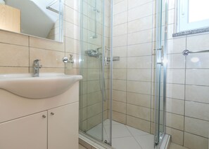 Shower - Apartment 1774/20435 (Istria - Liznjan), 1000m from the beach (Liznjan)