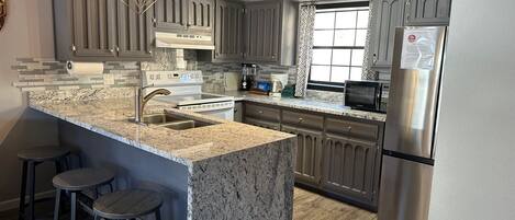 Ofen, Herdplatte, Geschirrspüler, Wasserkocher mit Kaffee-/Teezubehör