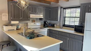 Four, plaque de cuisson, lave-vaisselle, cafetière/bouilloire