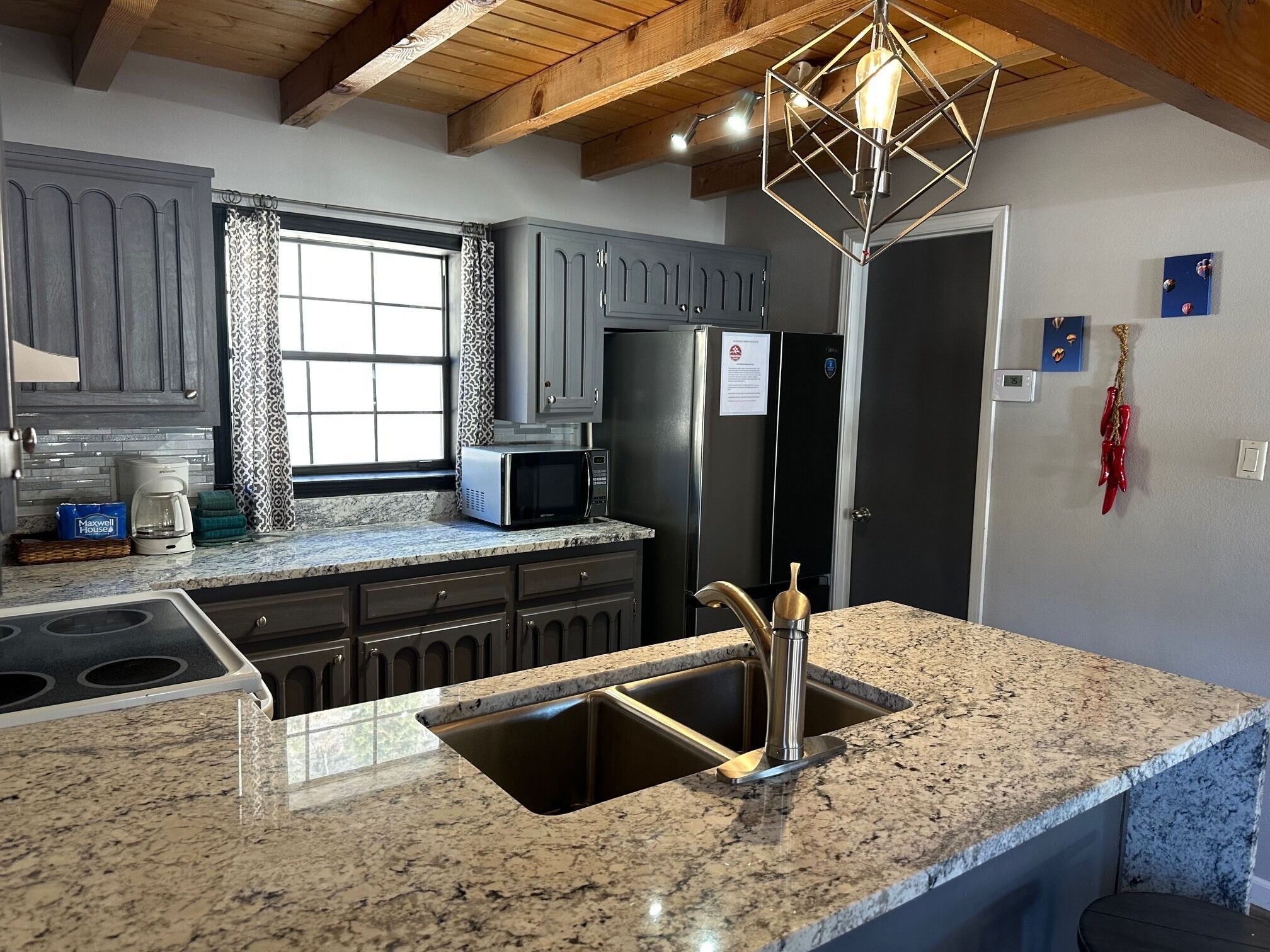 Een oven, een kookplaat, een vaatwasser