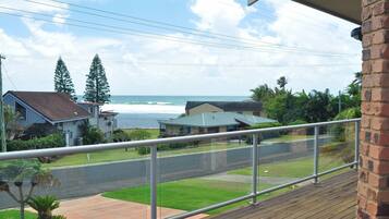 House, 4 Bedrooms | Balcony