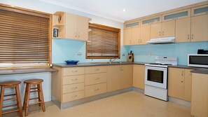 Duplex, 3 Bedrooms | Private kitchen | Full-size fridge, microwave, oven, stovetop - Sea Whisper (Lennox Head)