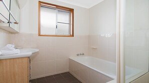Duplex, 3 Bedrooms | Bathroom | Shower, hair dryer, towels - Sea Whisper (Lennox Head)