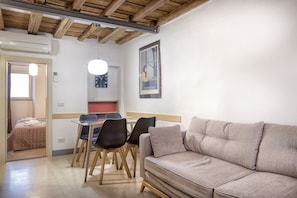 Departamento urbano, 1 habitación | Área de sala de estar | Televisión de pantalla plana